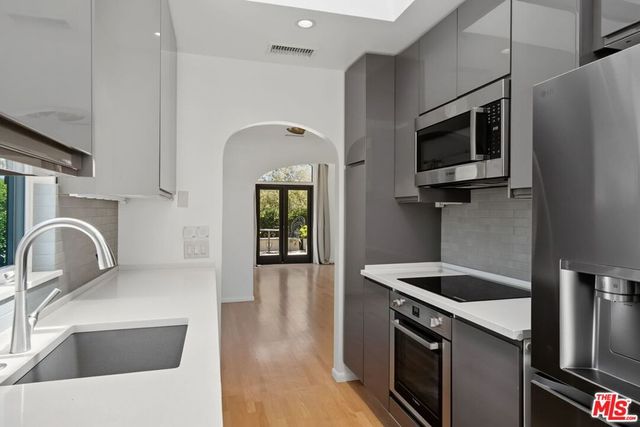 9001 Rosewood Avenue, West Hollywood, CA 90048