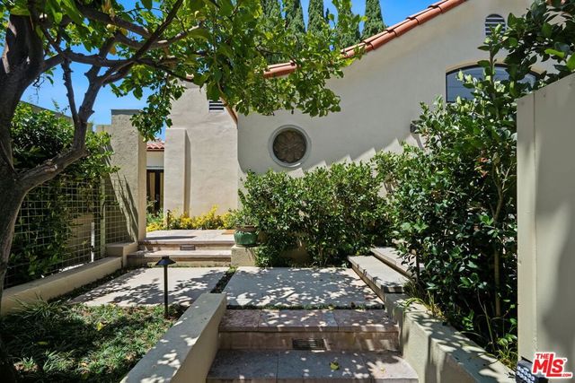 9001 Rosewood Avenue, West Hollywood, CA 90048