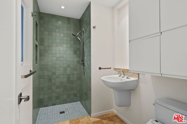 9001 Rosewood Avenue, West Hollywood, CA 90048
