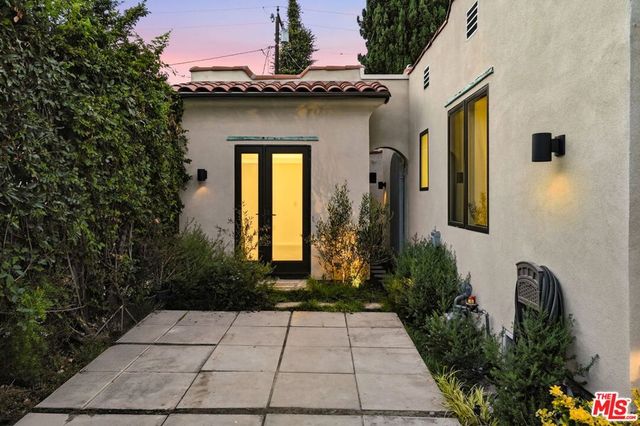 9001 Rosewood Avenue, West Hollywood, CA 90048