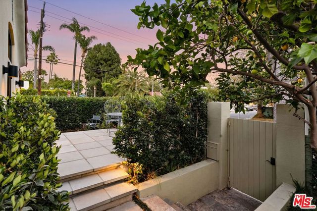 9001 Rosewood Avenue, West Hollywood, CA 90048