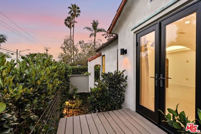 9001 Rosewood Avenue, West Hollywood, CA 90048