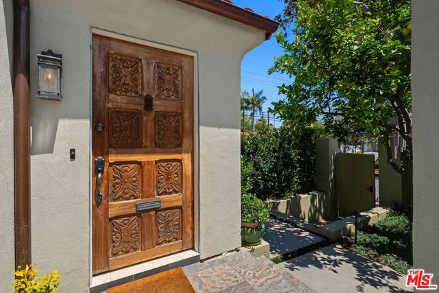 9001 Rosewood Avenue, West Hollywood, CA 90048