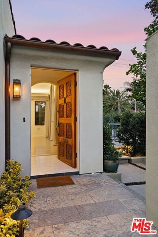 9001 Rosewood Avenue, West Hollywood, CA 90048