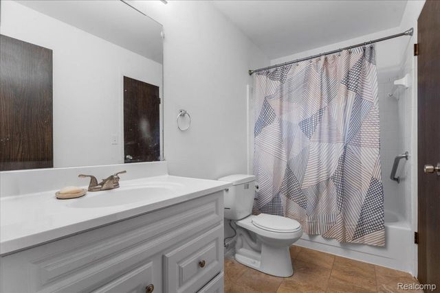 2968 Roundtree Drive, Troy, MI 48083