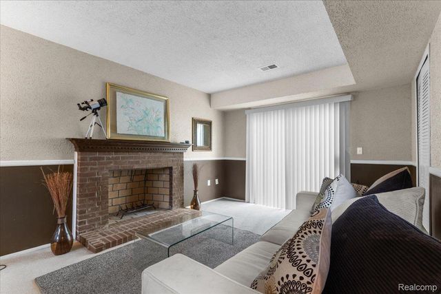 2968 Roundtree Drive, Troy, MI 48083
