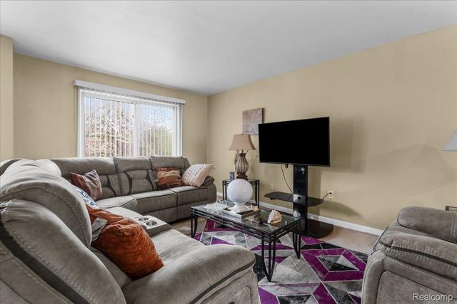 2968 Roundtree Drive, Troy, MI 48083