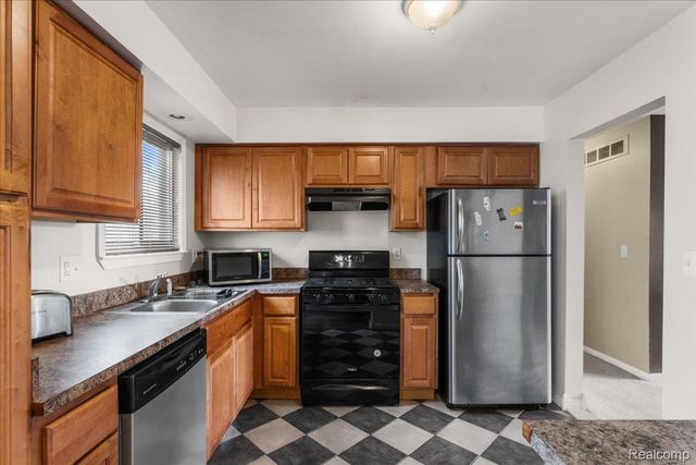 2968 Roundtree Drive, Troy, MI 48083