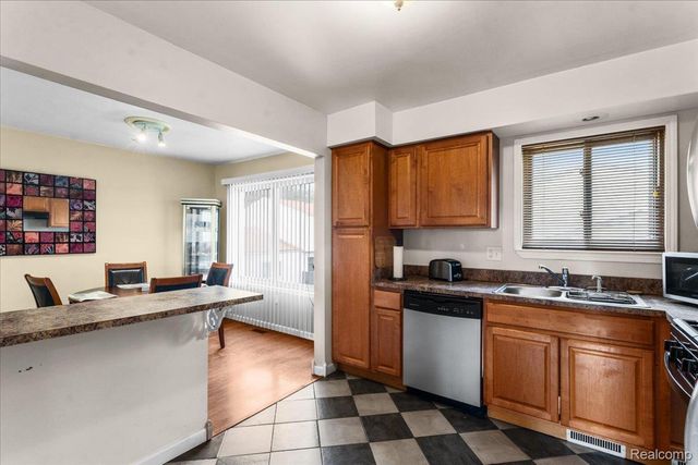 2968 Roundtree Drive, Troy, MI 48083