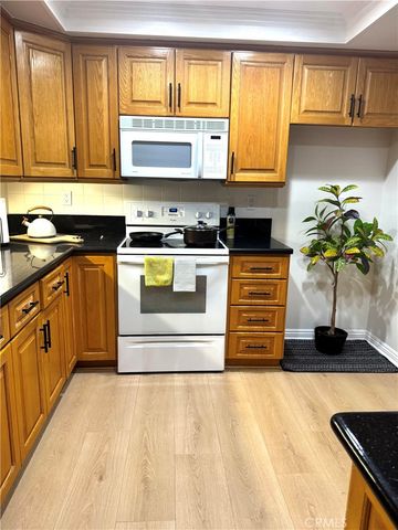 10215 Larwin, Los Angeles, CA 91311