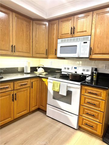10215 Larwin, Los Angeles, CA 91311