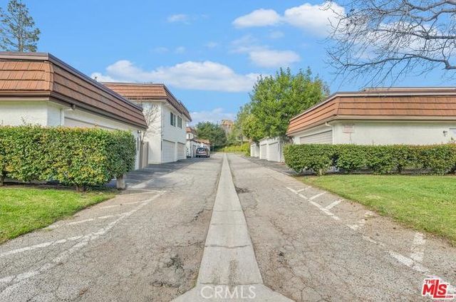 10215 Larwin, Los Angeles, CA 91311