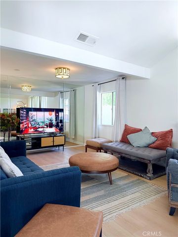 10215 Larwin, Los Angeles, CA 91311