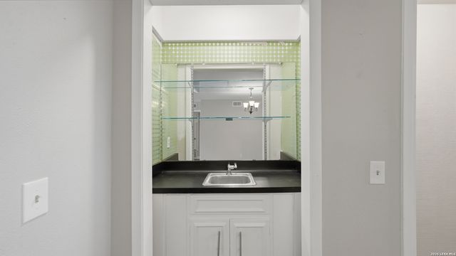 7500 Callaghan Rd Apt 140, San Antonio, TX 78229