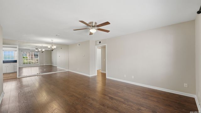 7500 Callaghan Rd Apt 140, San Antonio, TX 78229