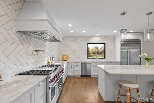 436 Tregaron Place, Frontenac, MO 63131