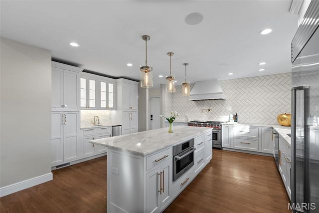 436 Tregaron Place, Frontenac, MO 63131