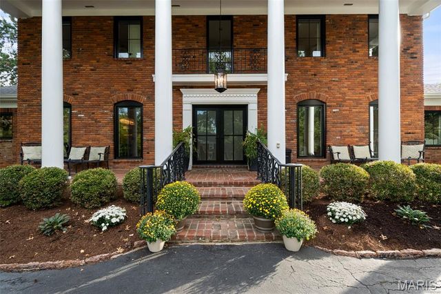 436 Tregaron Place, Frontenac, MO 63131