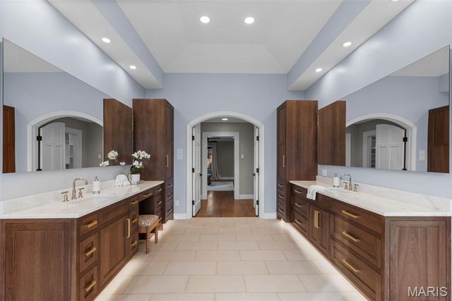 436 Tregaron Place, Frontenac, MO 63131