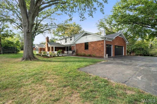 436 Tregaron Place, Frontenac, MO 63131