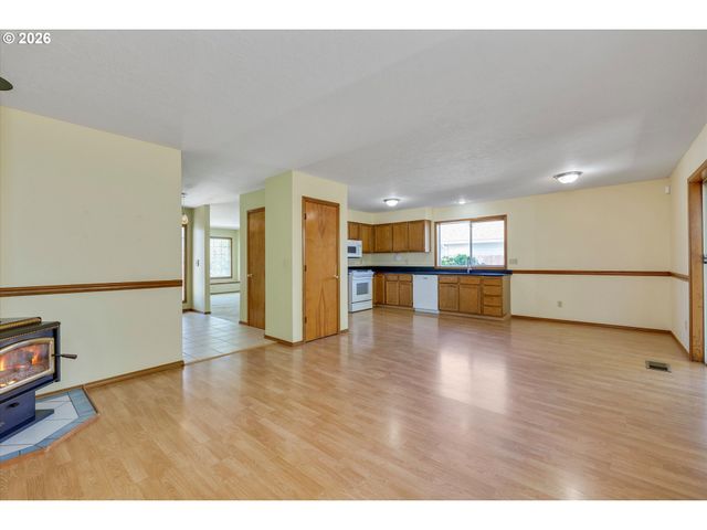 1360 N LOCUST St, Canby, OR 97013