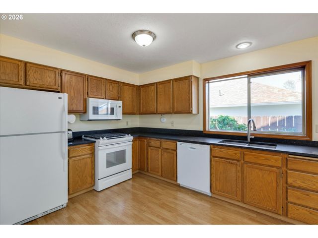 1360 N LOCUST St, Canby, OR 97013