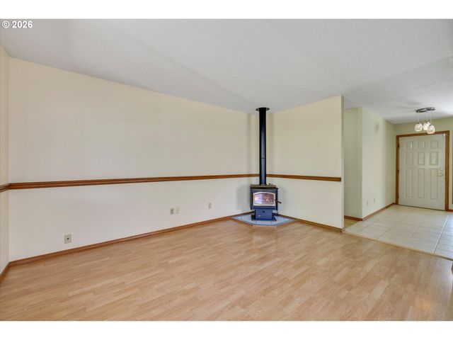 1360 N LOCUST St, Canby, OR 97013