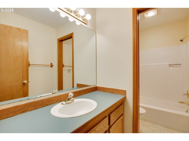 1360 N LOCUST St, Canby, OR 97013