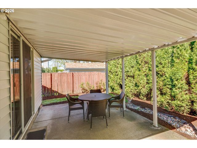 1360 N LOCUST St, Canby, OR 97013