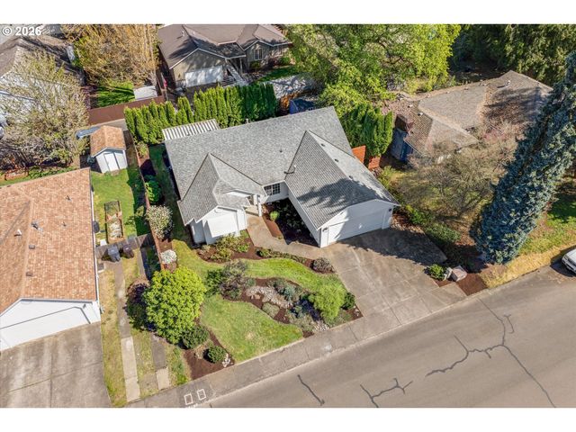 1360 N LOCUST St, Canby, OR 97013