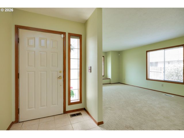 1360 N LOCUST St, Canby, OR 97013