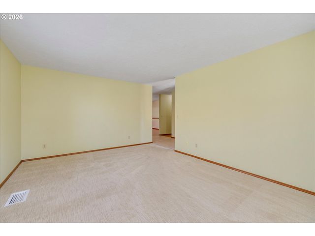 1360 N LOCUST St, Canby, OR 97013