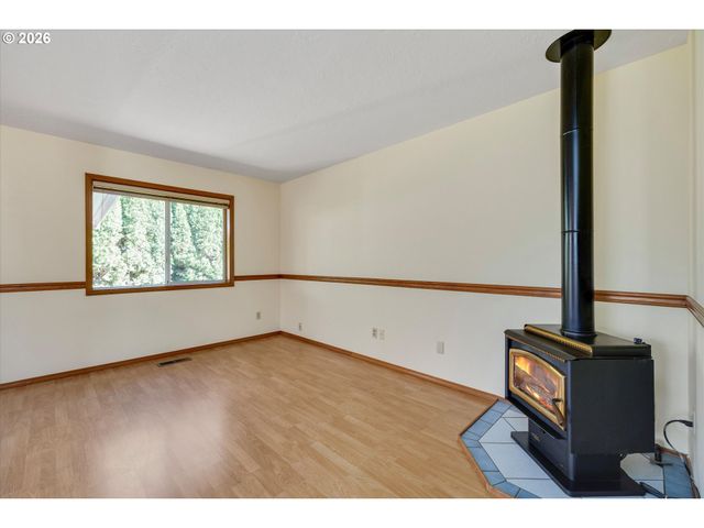 1360 N LOCUST St, Canby, OR 97013