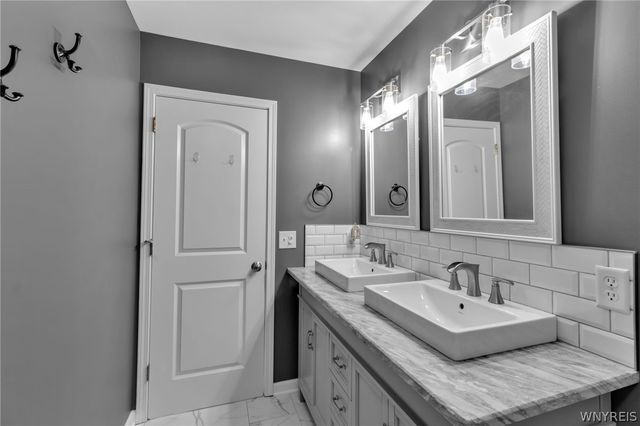 96 Caldwell Drive, West Seneca, NY 14224