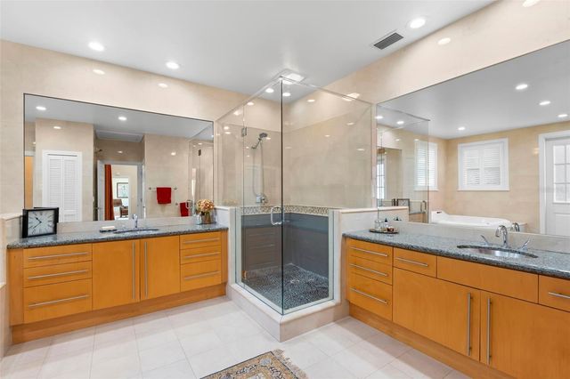 556 21ST AVENUE NE, St Petersburg, FL 33704