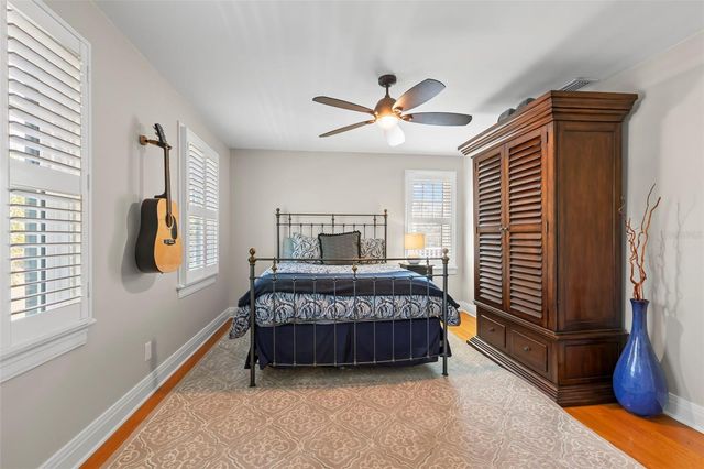 556 21ST AVENUE NE, St Petersburg, FL 33704