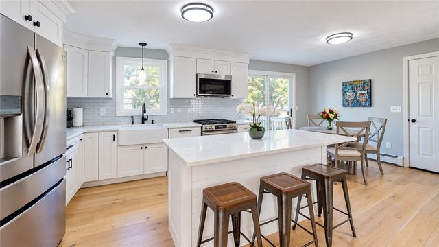 4 Cooke Place, Warwick, RI 02888