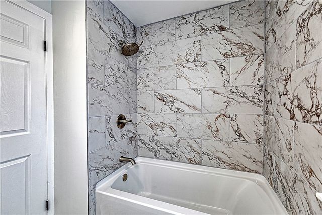 24 S 6th St, Youngwood, PA 15697