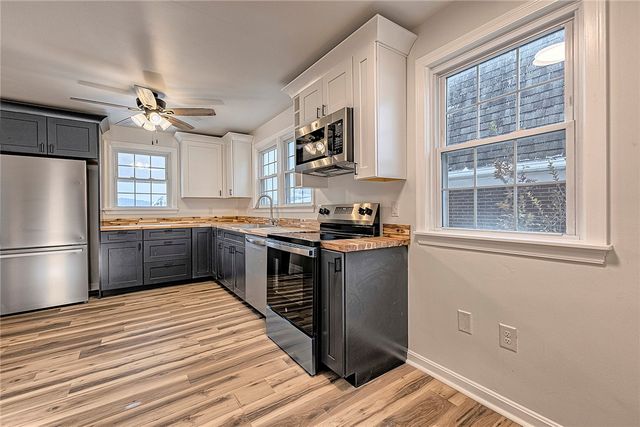 24 S 6th St, Youngwood, PA 15697