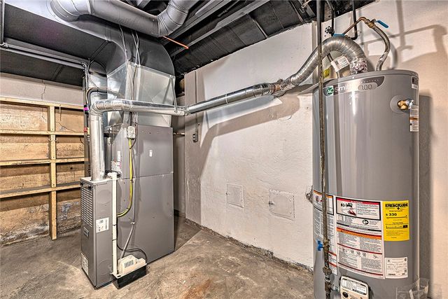 24 S 6th St, Youngwood, PA 15697