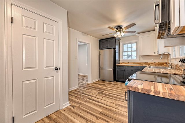 24 S 6th St, Youngwood, PA 15697