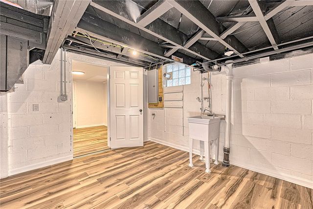 24 S 6th St, Youngwood, PA 15697