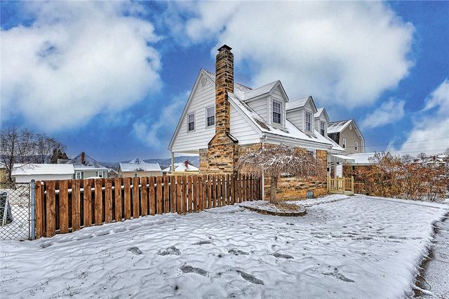 24 S 6th St, Youngwood, PA 15697