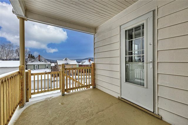 24 S 6th St, Youngwood, PA 15697