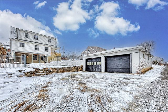 24 S 6th St, Youngwood, PA 15697