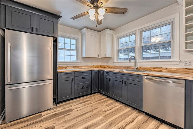 24 S 6th St, Youngwood, PA 15697