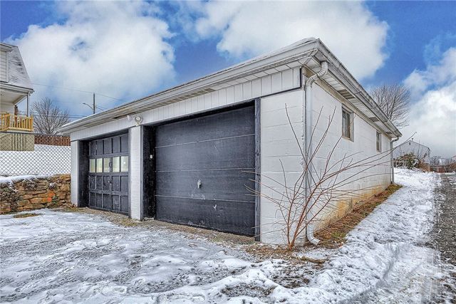 24 S 6th St, Youngwood, PA 15697