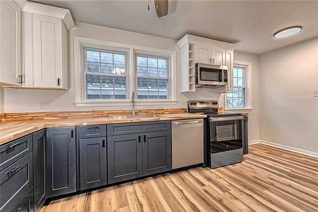 24 S 6th St, Youngwood, PA 15697