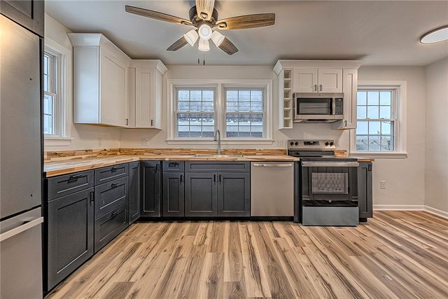 24 S 6th St, Youngwood, PA 15697