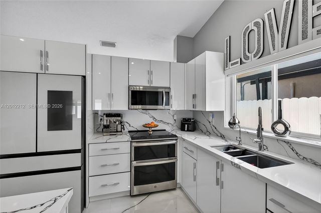 15167 SW 172nd Ter, Miami, FL 33187